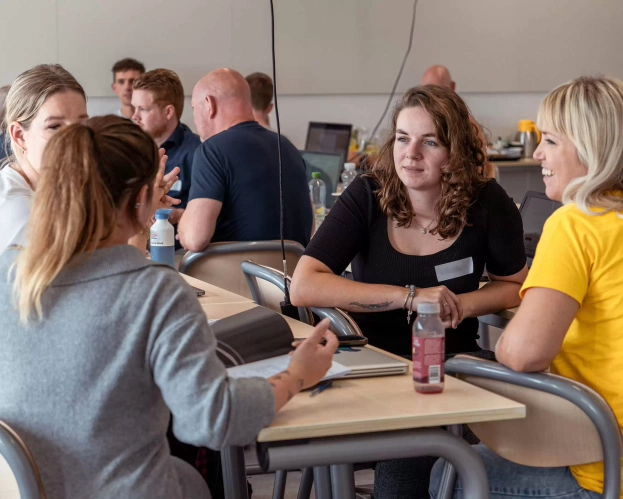 Studenten lerarenopleiding technisch beroepsonderwijs met studieproduct