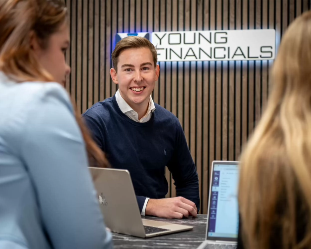 Studenten van de opleiding Finance & Control zitten binnen op de trap