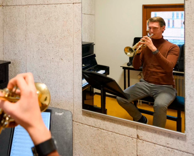 a student from the bachelor programme Fontys Conservatory of Music is practicing at school with trompet