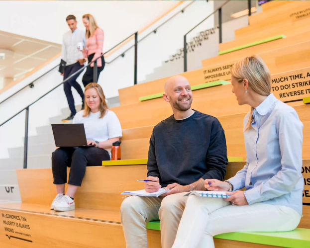Studenten Healthy ageing gezonde samenleving zitten op de trap