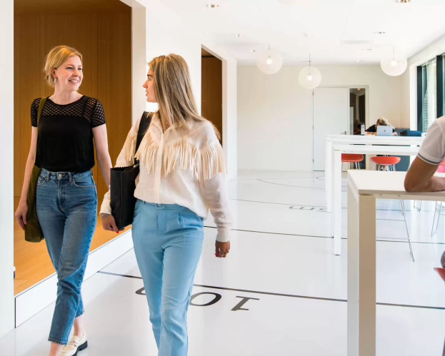 Studenten Healthy ageing (master gezonde samenleving) overleggen in de gang