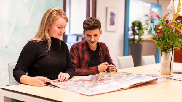 Twee studenten die samen studeren