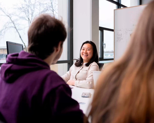 Ad-ICT student lacht met andere studenten