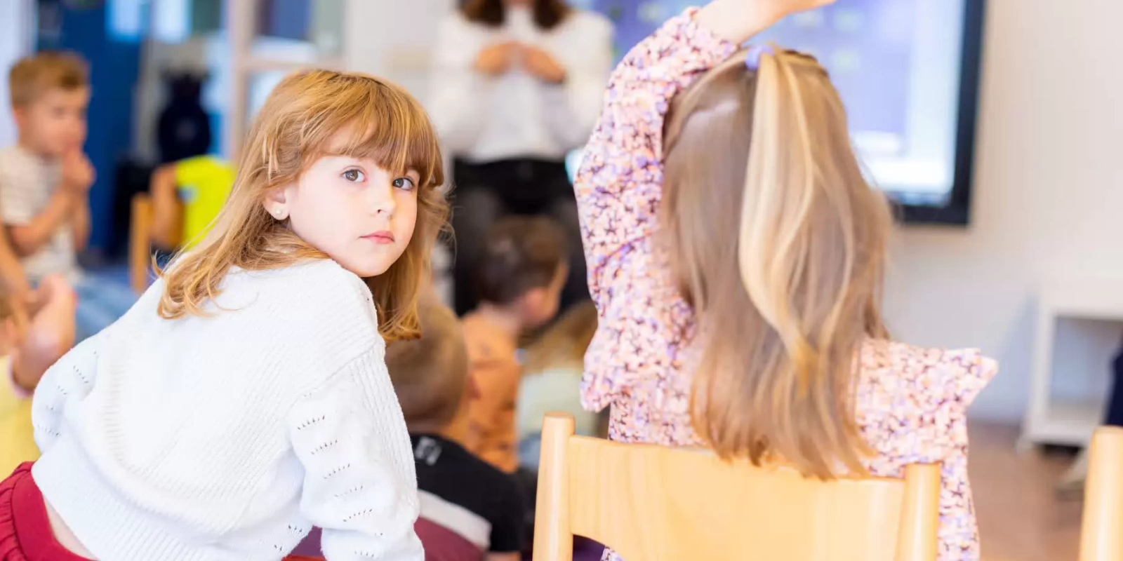 Twee jonge kinderen in de les