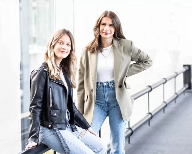 Finance studenten in de loopbrug
