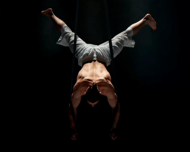 A student from the HBO course Circus and Performance Art performs an act on the trapeze