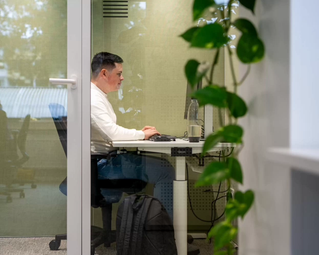 Fontys Finance & Control student werkt aan zijn afstudeerscriptie.